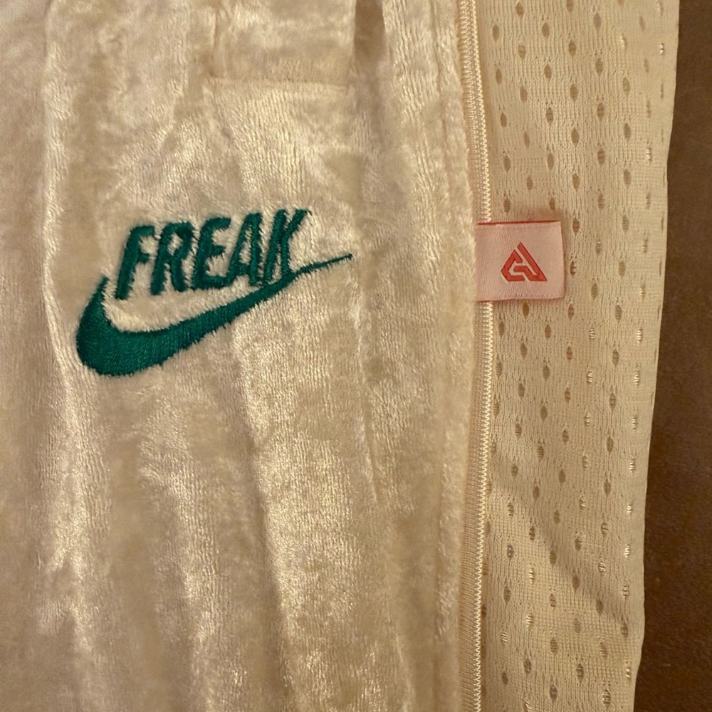 Nike Giannis “Freak” velvet / velour pants — men’s small — NWOT